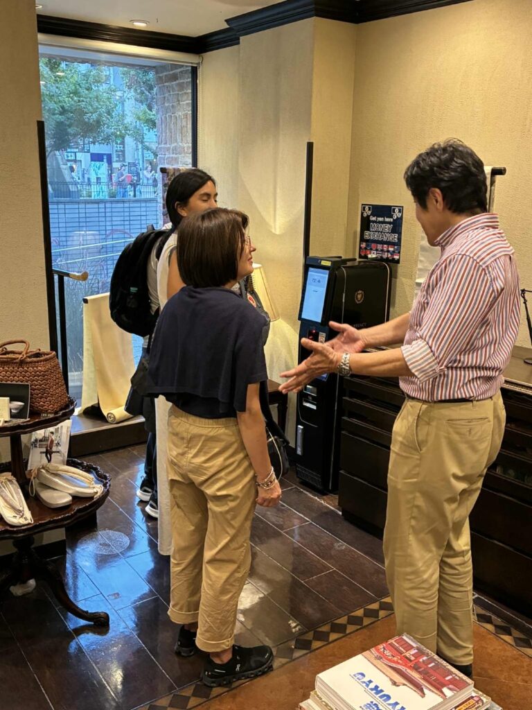 Currency Exchange Machine Kamakura Guest from Ecuador