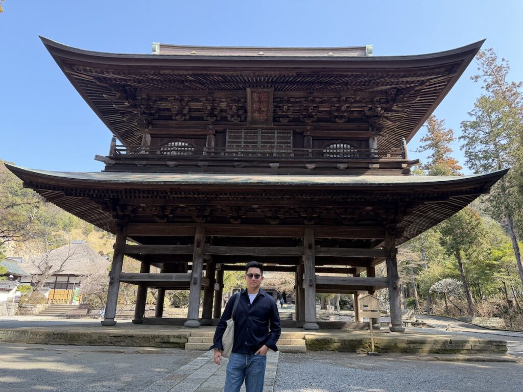 A guest at engaku-ji Temple in Kamakura